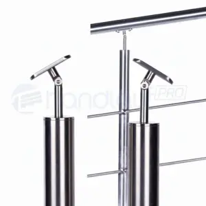 Nahaufnahme von Edelstahlgeländerkomponenten vor weißem Hintergrund. Links ist ein einzelner Geländerpfosten mit einem verstellbaren oberen Beschlag abgebildet. Rechts ist ein vollständiger Geländerabschnitt mit einem oberen Handlauf und zwei horizontalen Füllstäben zu sehen, wobei im Vordergrund ein weiterer verstellbarer Pfostenbeschlag sichtbar ist.