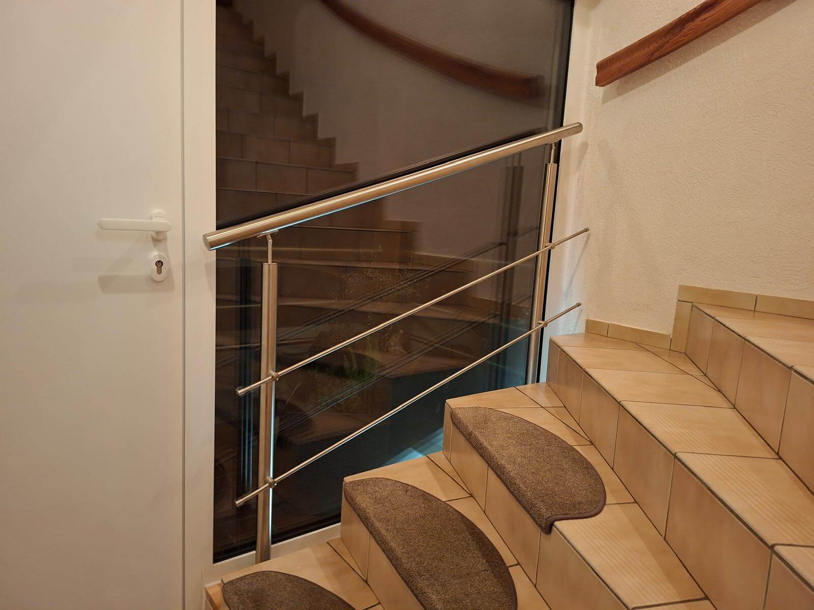 Treppengeländer aus edelstahl innen, winkelverstellbare Trägerplatte, mit 2 Füllstäben 120mm lang- Handlaufpro