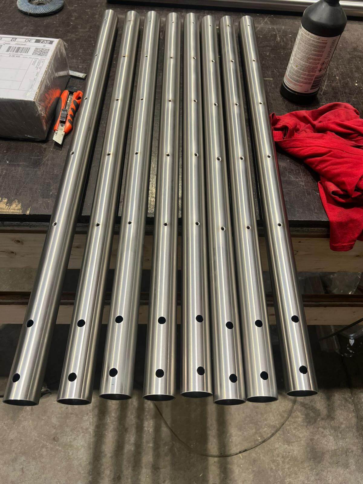 Edelstahl Wandhandlufe mit vorgebohrten Lchern. Verpackungsfertig - Handlaufpro