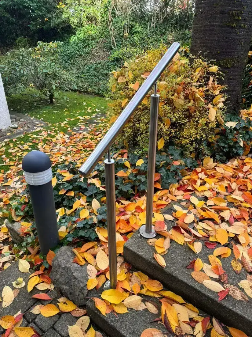 Edelstahl Freistehender Handlauf verstellbar - Endkappe gewoelbt, aussen montiert - Handlaufpro