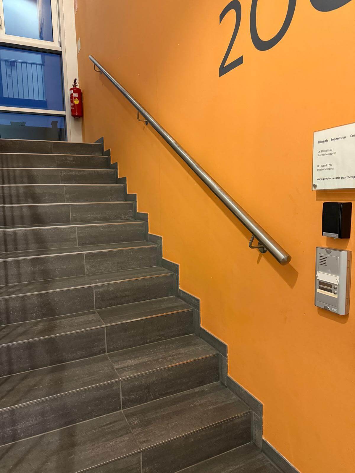 Treppe mit Edelstahl Wandhandlauf 3000mm | Handlaufpro