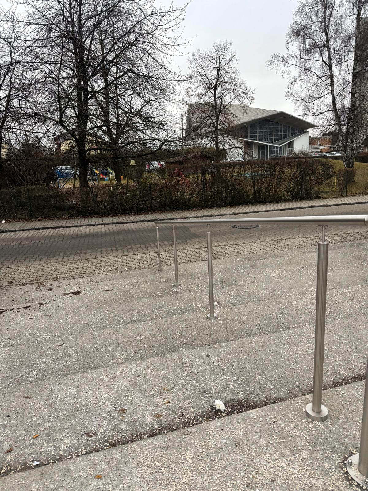 Edelstahl Freistehender Handlauf mit 4 Pfosten, 6m lang, auen montiert, nicht verstellbar - Vom oberen Ende der Treppe aufgenommen - Handlaufpro