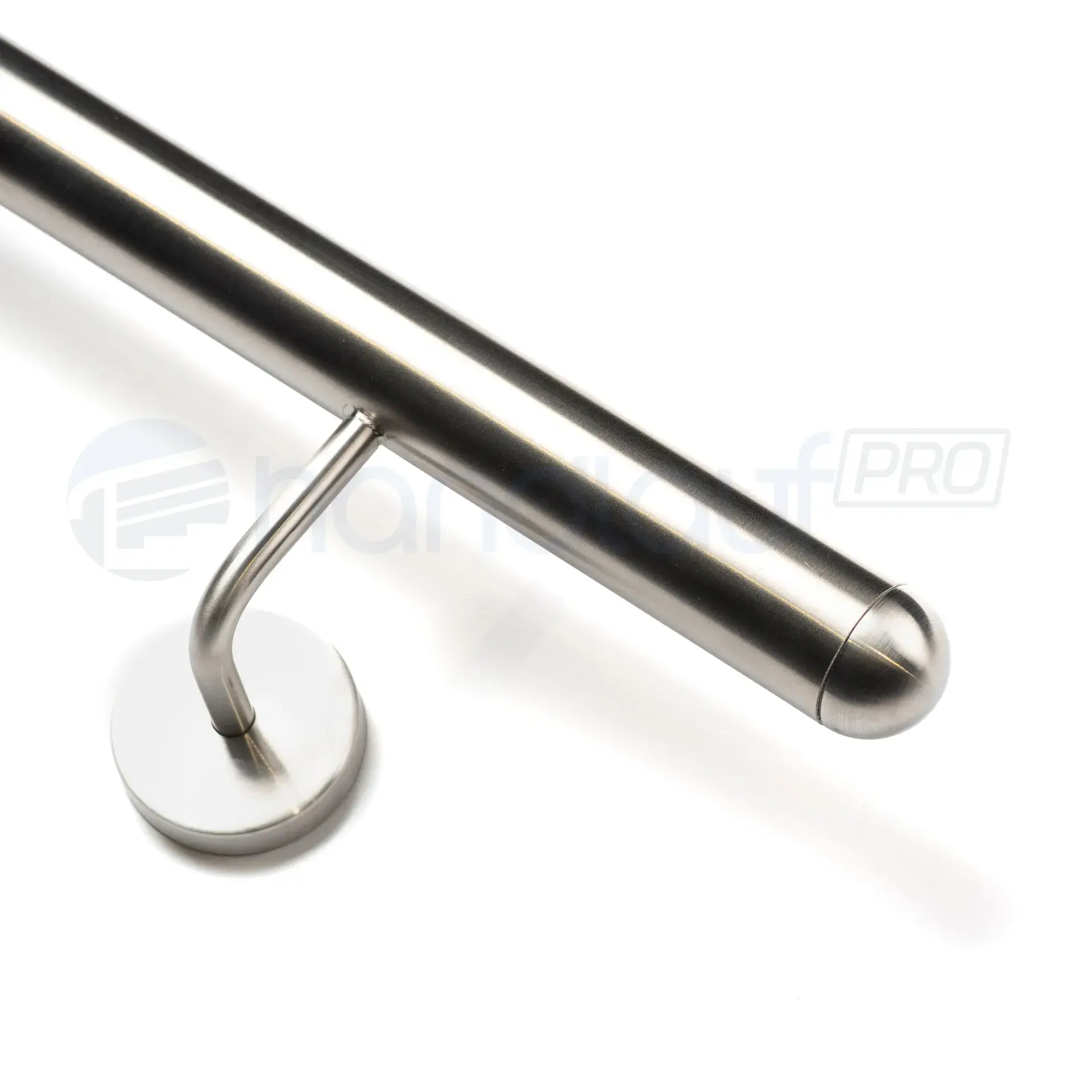 Geschweisster Handlauf Edelstahl mit Kugel-Endkappe. Moderner Blickfang für Treppen und Geländer. Langlebig und stabil.