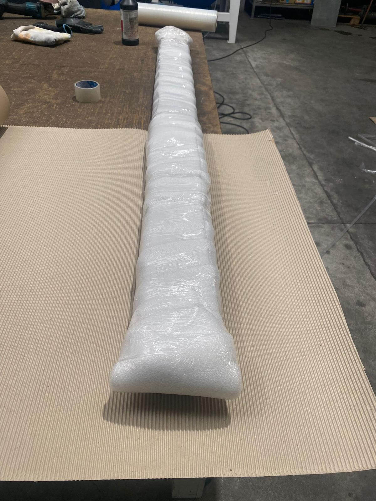 Edelstahl-Wandhandlufe, verpackt in Folie und schtzendem Styropor, bereit zum Verpacken in einem Karton fr den Transport - Handlaufpro