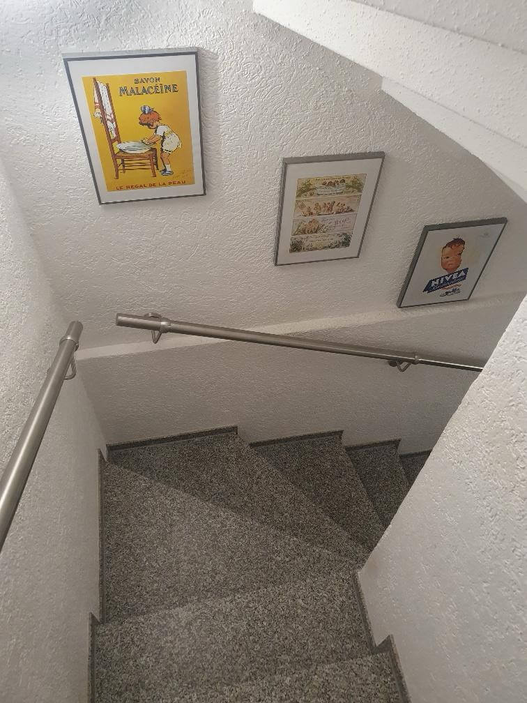 Treppe mit Edelstahl Wandhandlauf
