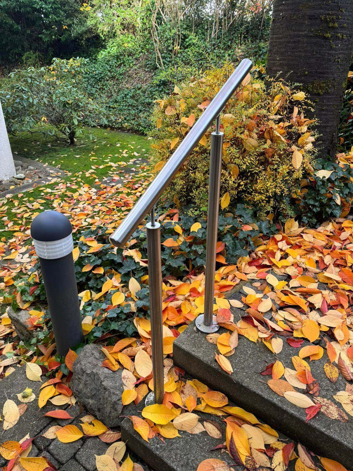 Edelstahl Freistehender Handlauf nicht verstellbar - Endkappe gewölbt, auen montiert - Vom Fu der Treppe aus aufgenommen - Handlaufpro