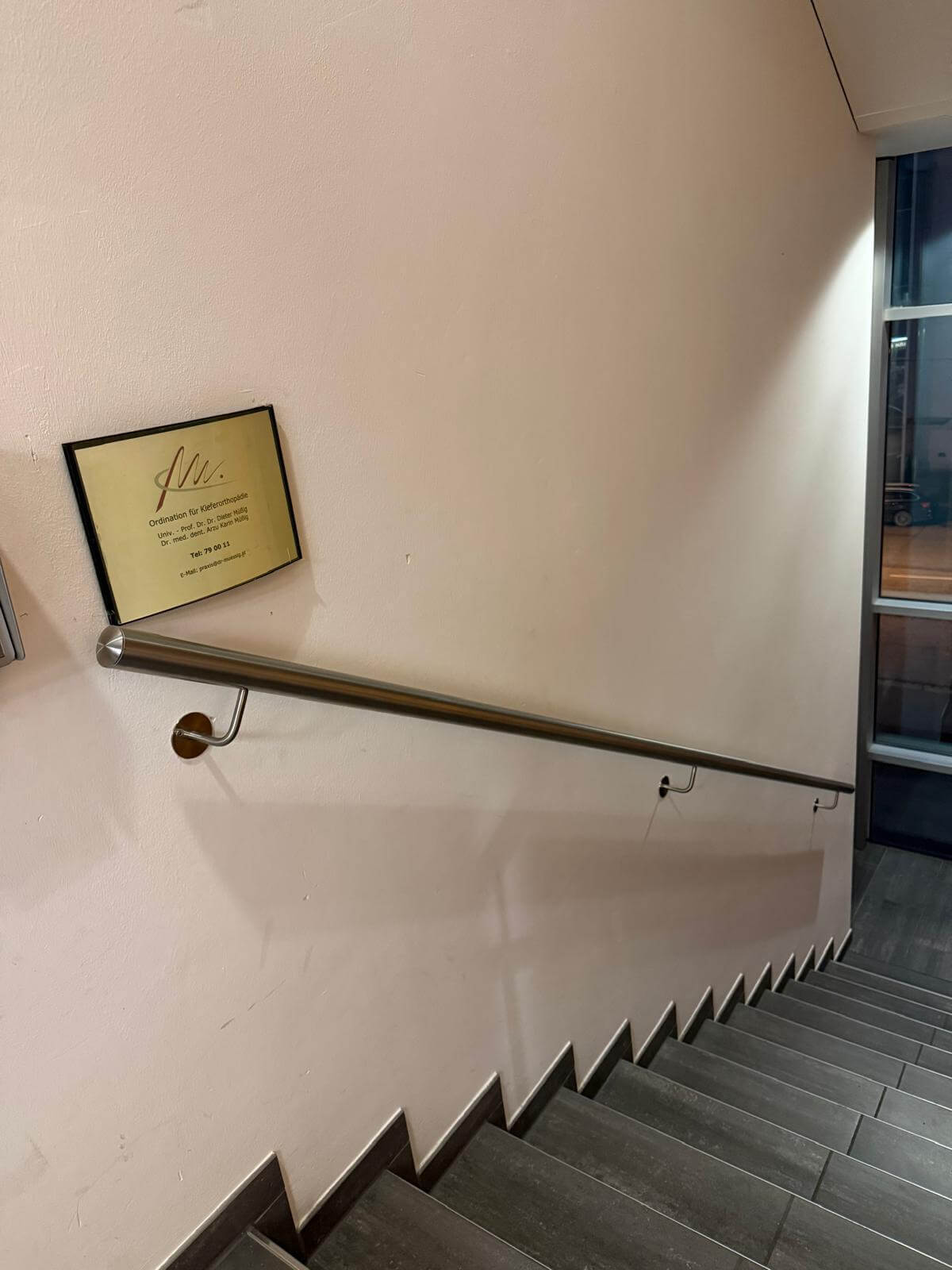 Edelstahl-Wandhandlauf an einer Treppe in einer kieferorthopdischen Praxis in sterreich - Handlaufpro