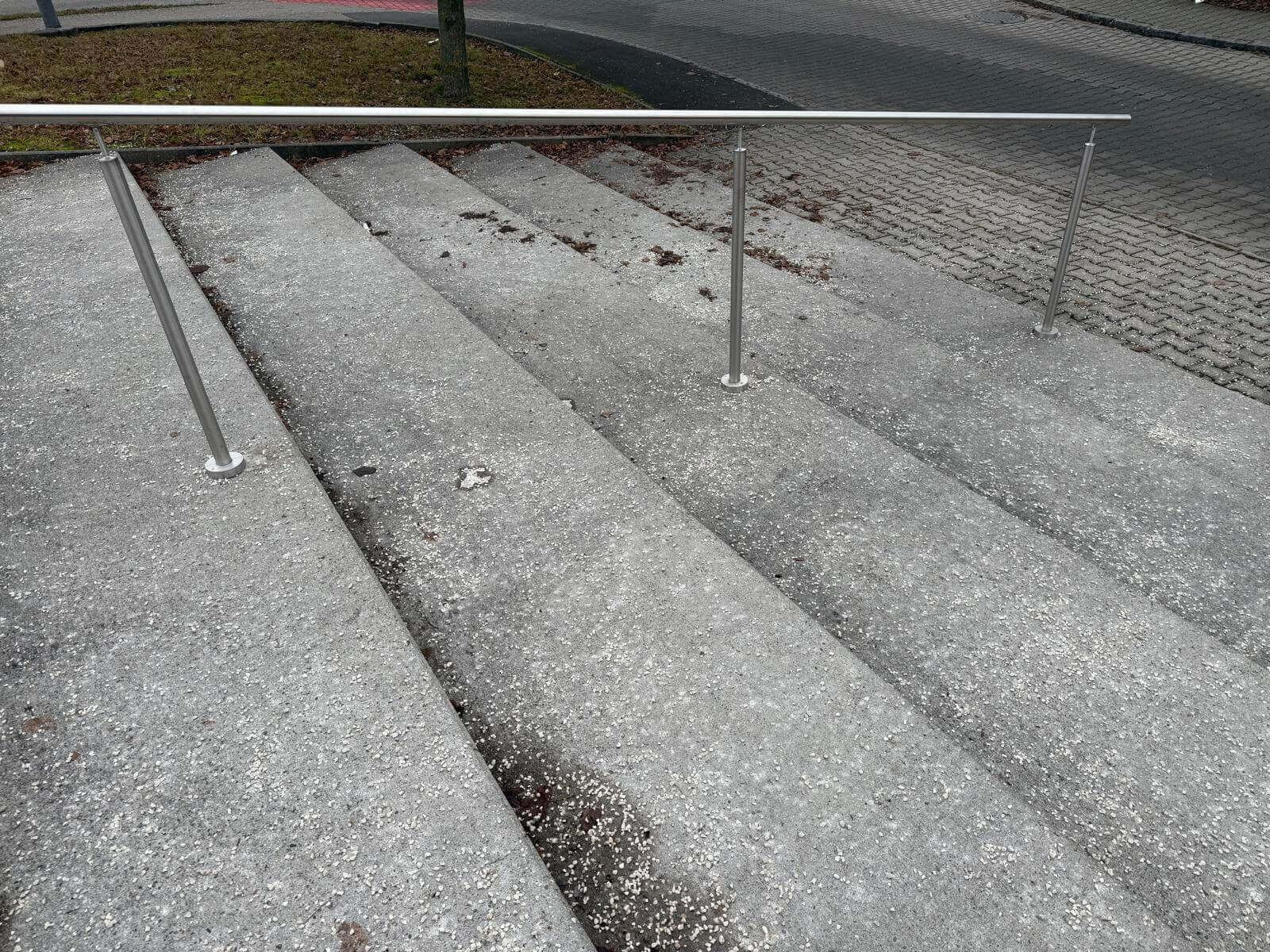 Edelstahl Freistehender Handlauf mit 4 Pfosten, 6m lang, auen montiert, nicht verstellbar - Von der Seite der Treppe aus aufgenommen- Handlaufpro