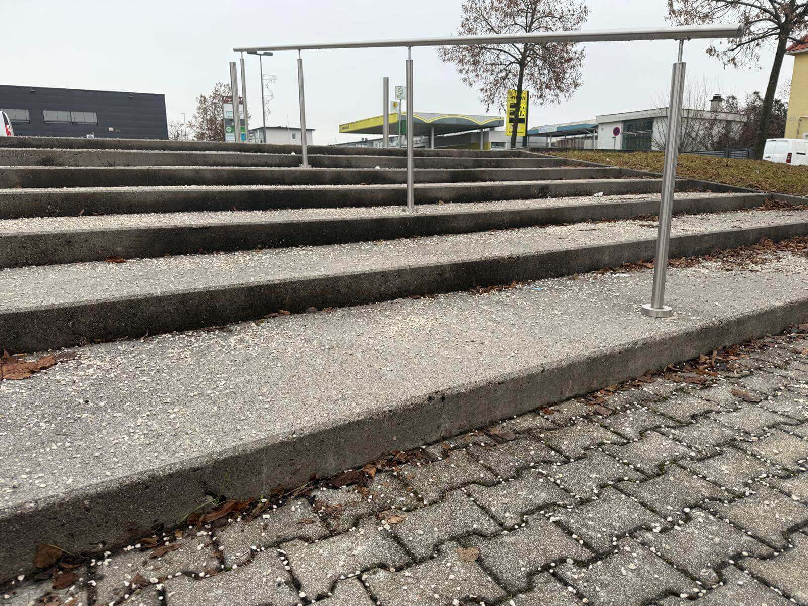 Edelstahl Freistehender Handlauf mit 4 Pfosten, 6m lang, auen montiert, nicht verstellbar - Vom Fu der Treppe aus aufgenommen - Handlaufpro