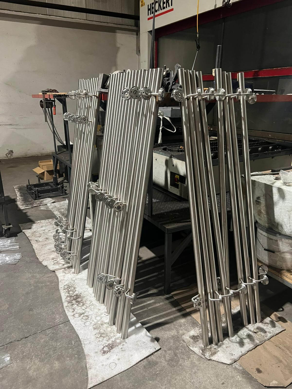 Edelstahl-Wandhandlufe mit geschweitem Halter aus eigener Herstellung, aufrecht aufgestellt - Handlaufpro