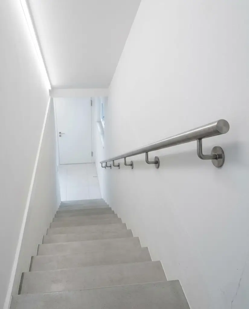 Edelstahl Handlauf mit Wandhalterung für Kellertreppe - HandlaufPRO